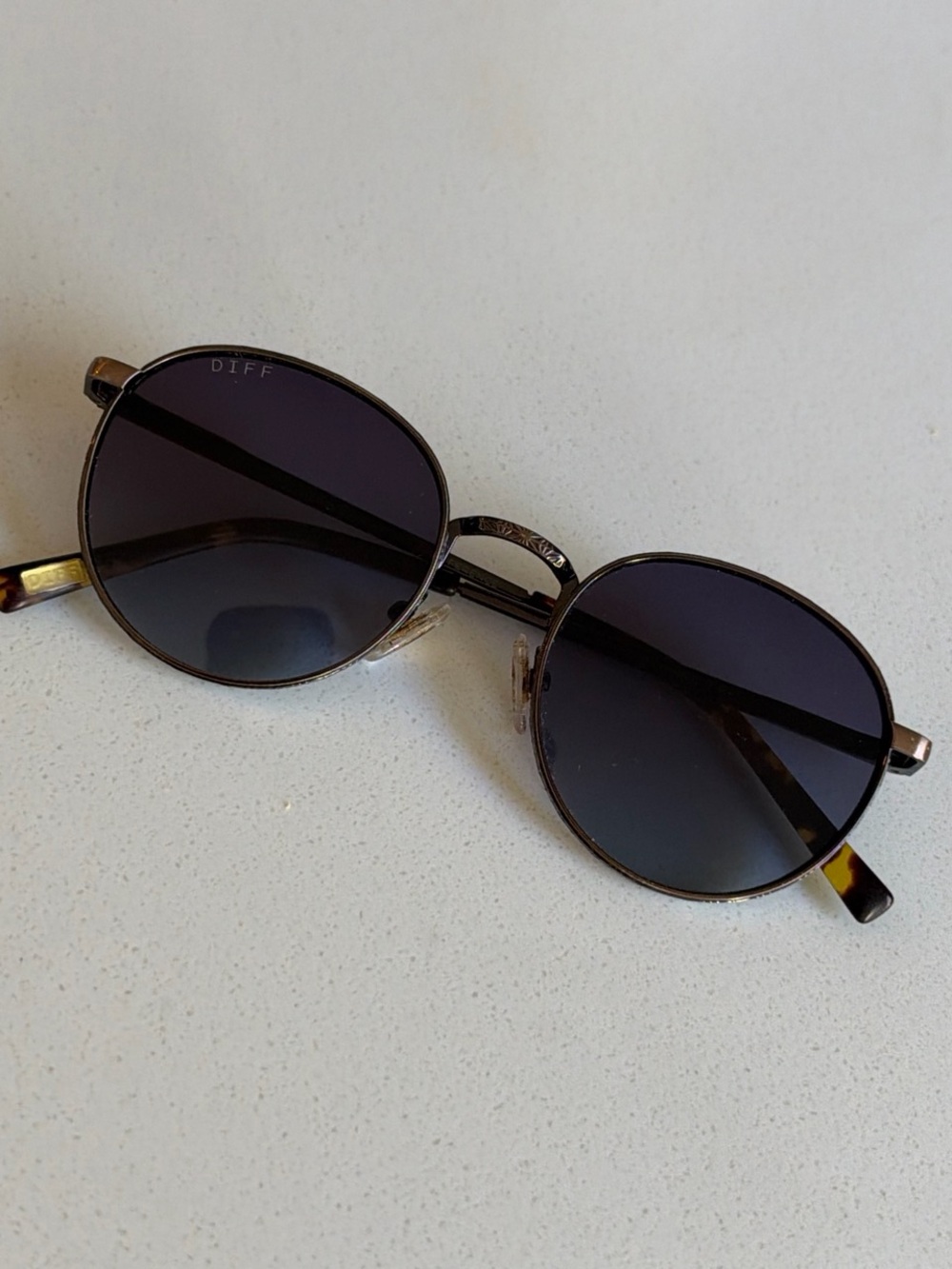 Diff Eyewear Black Round Sunglasses